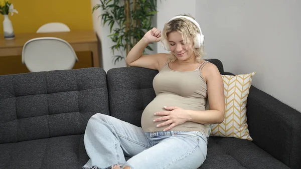 Jonge Zwangere Vrouw Luisteren Naar Muziek Aanraken Buik Dansen Thuis — Stockfoto
