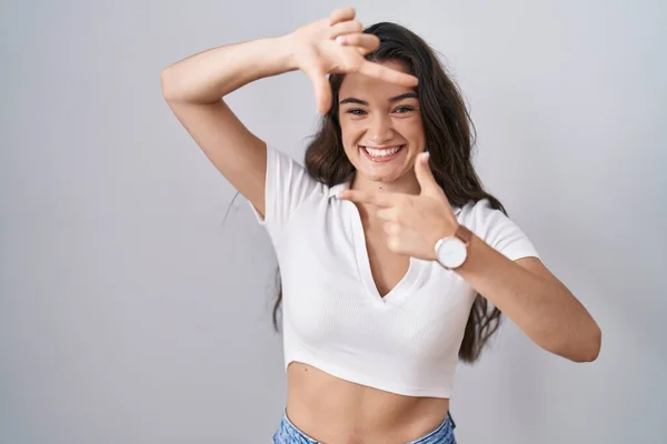 Jong Tiener Meisje Staande Witte Achtergrond Glimlachend Maken Frame Met — Stockfoto