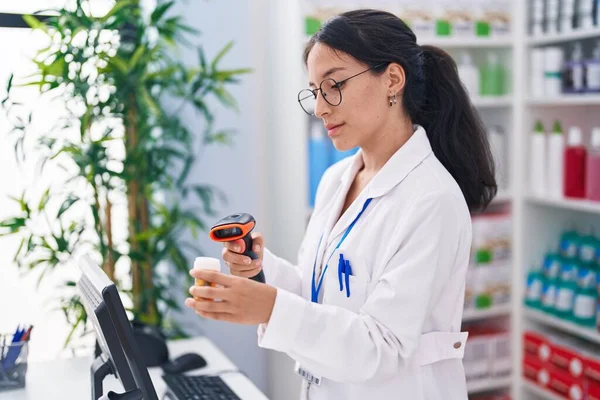 Young Beautiful Hispanic Woman Pharmacist Scanning Pills Bottle Pharmacy — Stock Photo, Image