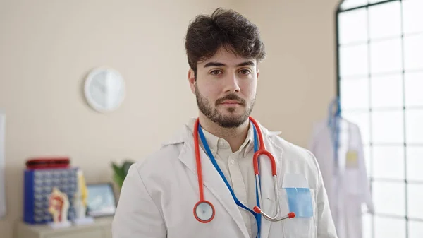 Fiatal Spanyol Férfi Orvos Áll Komoly Kifejezés Klinikán — Stock Fotó