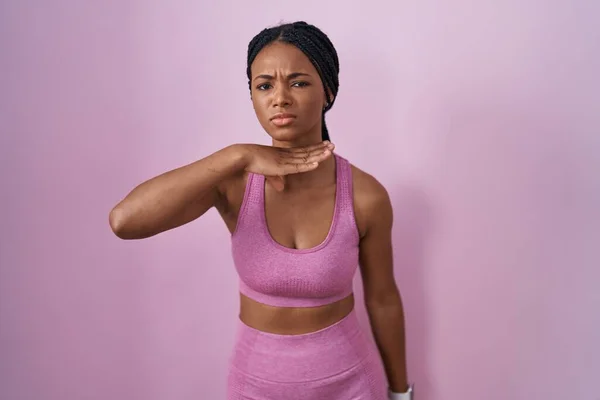 Africká Američanka Copánky Sobě Sportovní Oblečení Přes Růžové Pozadí Podříznutí — Stock fotografie