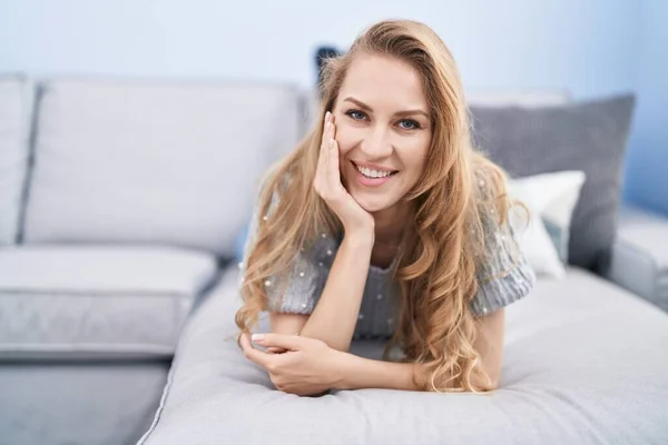 Junge Blonde Frau Lächelt Selbstbewusst Auf Sofa Hause — Stockfoto