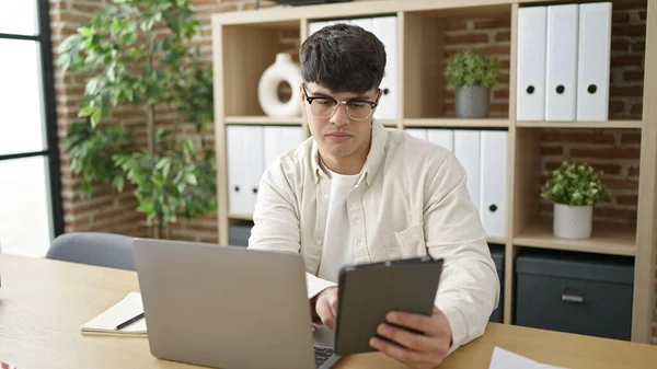 Fiatal Spanyol Férfi Üzleti Dolgozó Laptopot Touchpad Dolgozik Irodában — Stock Fotó
