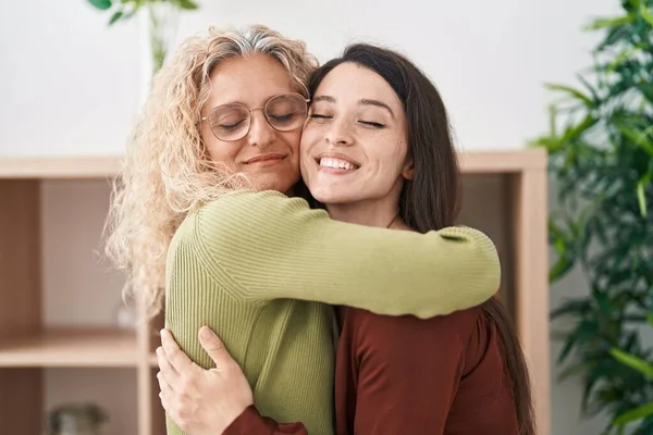Two Women Mother Daughter Hugging Each Other Standing Home — Stock Photo, Image