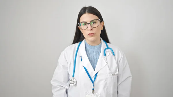 Joven Doctora Hispana Pie Con Expresión Seria Sobre Fondo Blanco — Foto de Stock