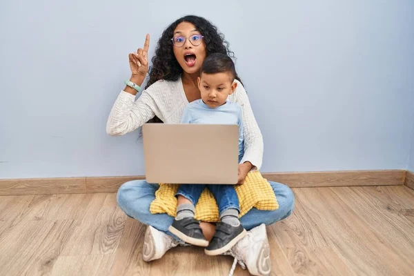 Młoda Latynoska Matka Dziecko Używający Laptopa Siedzą Podłodze Wskazując Palcem — Zdjęcie stockowe