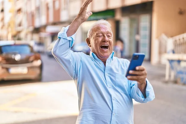 Senior Grey Haired Man Using Smartphone Cheerful Expression Street — Foto Stock