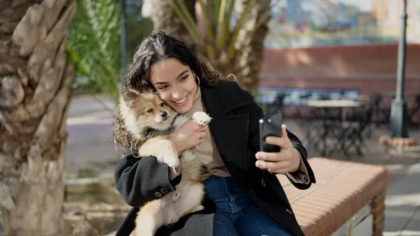 Mladá Hispánská Žena Psem Usměvavý Sebevědomí Aby Selfie Smartphone Parku — Stock fotografie