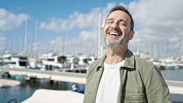 Homem Meia Idade Sorrindo Confiante Porto — Fotografia de Stock