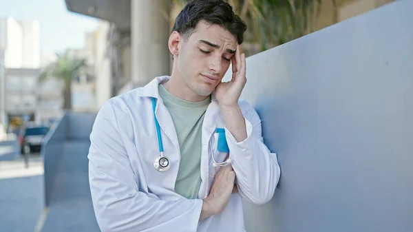 Tânăr Medic Hispanic Fost Stresat Picioare Spital — Fotografie, imagine de stoc
