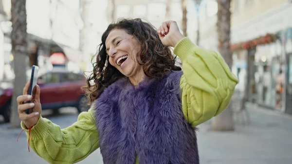 Hispanische Frau Mittleren Alters Tanzt Mit Smartphone Auf Der Straße — Stockfoto