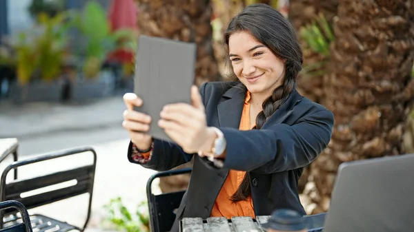 Joven Hermosa Mujer Hispana Trabajadora Negocios Hacer Selfie Por Touchpad —  Fotos de Stock