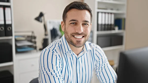 Young Hispanic Man Business Worker Using Computer Working Office — Stockfoto
