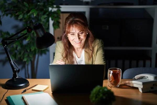 Mulher Hispânica Meia Idade Trabalhando Usando Laptop Computador Noite Rosto — Fotografia de Stock