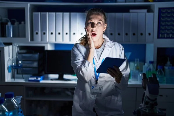 Hermosa Mujer Rubia Que Trabaja Laboratorio Científico Tarde Noche Asustado —  Fotos de Stock