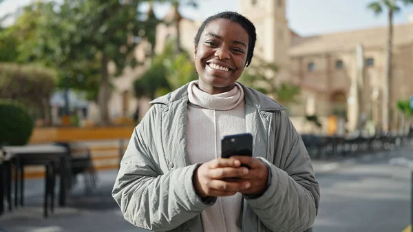 Afrikansk Amerikansk Kvinna Med Smartphone Ler Mot Park — Stockfoto