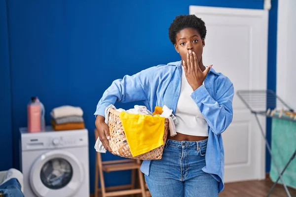 African American Woman Holding Laundry Basket Covering Mouth Hand Shocked — 图库照片