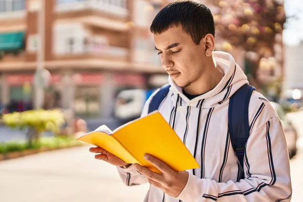 Junger Mann Liest Buch Und Steht Auf Der Straße — Stockfoto