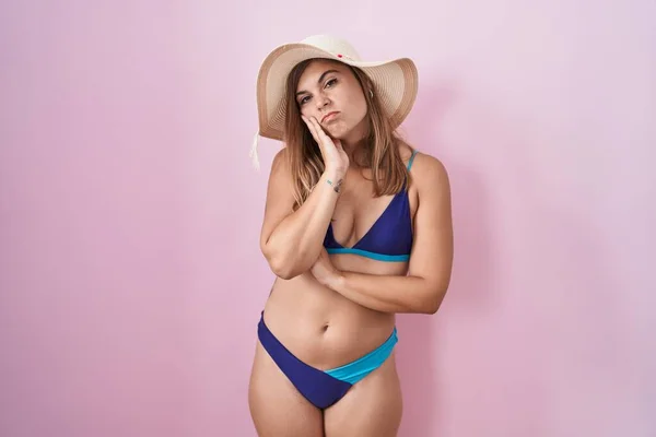 Mujer Hispana Joven Usando Bikini Sobre Fondo Rosa Pensando Que —  Fotos de Stock