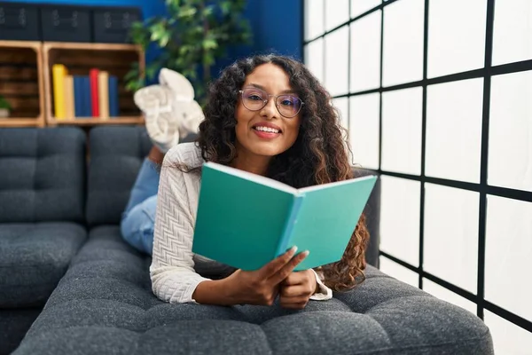 Young Latin Woman Reading Book Lying Sofa Home — Stock Photo, Image
