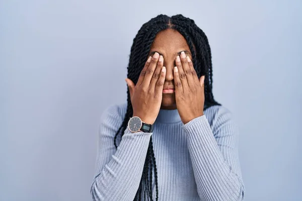 Femme Afro Américaine Debout Sur Fond Bleu Frottant Les Yeux — Photo