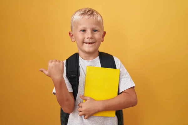 Küçük Beyaz Çocuk Öğrenci Çantası Takıyor Elinde Kitap Var Parmağını — Stok fotoğraf