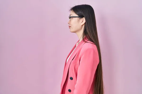中国のビジネス若い女性を身に着けている眼鏡をかけて横に見て 自信を持って笑顔で自然な顔でプロファイルポーズをリラックス — ストック写真
