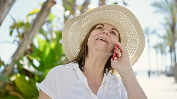 Mulher Hispânica Meia Idade Usando Chapéu Verão Falando Smartphone Parque — Fotografia de Stock