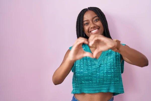 Jonge Afrikaans Amerikaanse Met Vlechten Staan Roze Achtergrond Glimlachend Liefde — Stockfoto