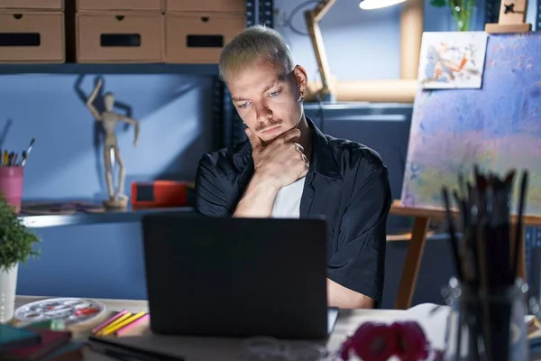 Fiatal Kaukázusi Férfi Laptopot Használ Éjszaka Művészeti Stúdióban Kéz Kézben — Stock Fotó