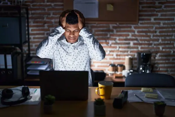 Joven Hombre Hispano Que Trabaja Oficina Por Noche Sufriendo Dolor —  Fotos de Stock
