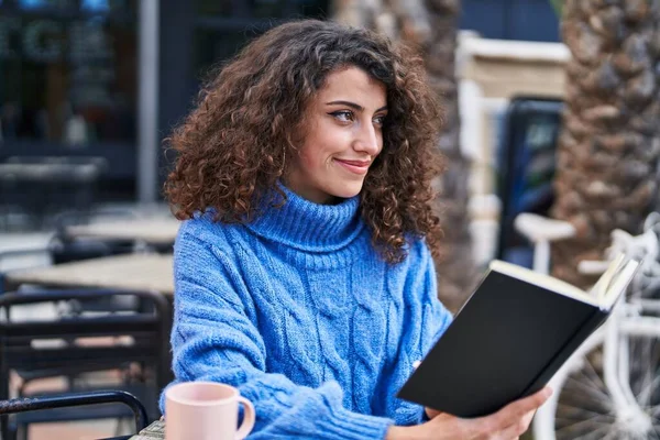 Νεαρή Ισπανίδα Διαβάζει Βιβλίο Πίνοντας Καφέ Στη Βεράντα Της Καφετέριας — Φωτογραφία Αρχείου