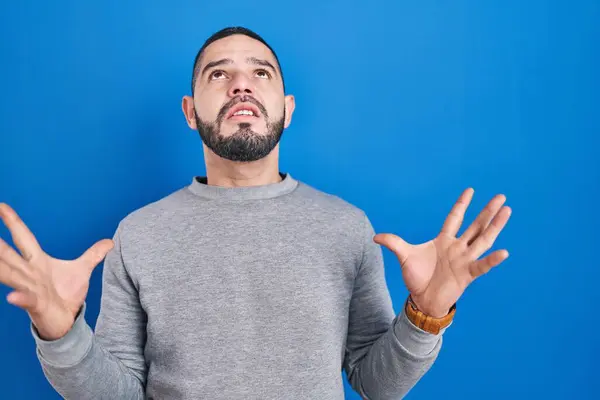 Hispanic Man Standing Blue Background Crazy Mad Shouting Yelling Aggressive —  Fotos de Stock