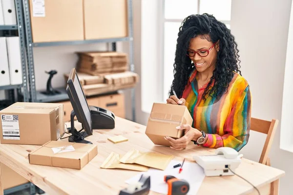 Африканская Американка Бизнес Работница Пишет Упаковке Офисе — стоковое фото