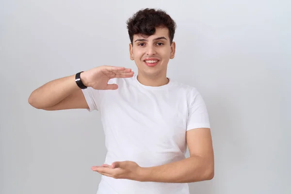 Jonge Niet Binaire Man Draagt Casual Wit Shirt Gebaren Met — Stockfoto