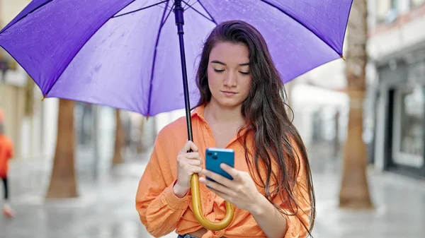 Fiatal Gyönyörű Spanyol Gazdaság Esernyő Segítségével Smartphone Utcán — Stock Fotó