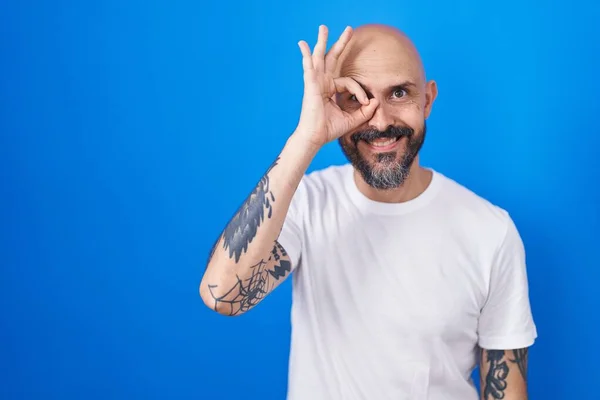 Spaanse Man Met Tatoeages Blauwe Achtergrond Doet Gebaar Met Hand — Stockfoto