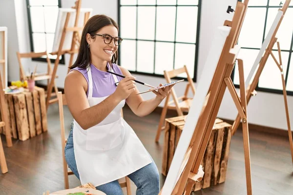 Jong Mooi Latino Vrouw Kunstenaar Glimlachen Zelfverzekerd Tekening Kunst Studio — Stockfoto