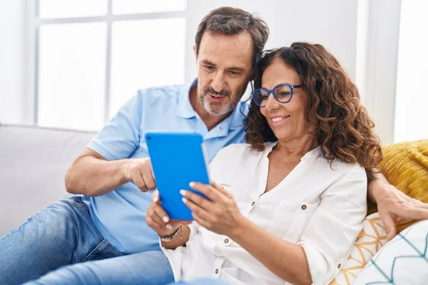 Άνδρας Και Γυναίκα Ζευγάρι Χρησιμοποιώντας Touchpad Κάθεται Στον Καναπέ Στο — Φωτογραφία Αρχείου
