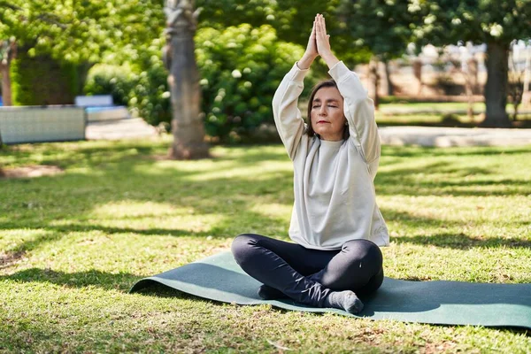 Middelbare Leeftijd Vrouw Training Yoga Het Park — Stockfoto