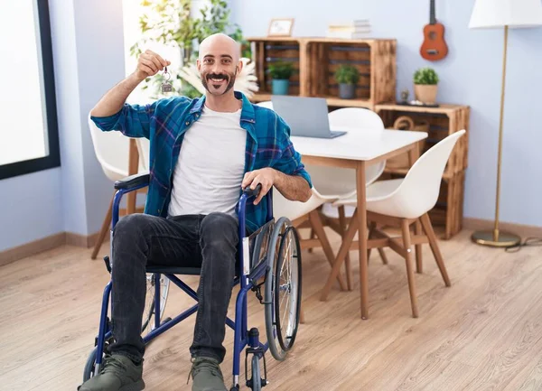 Latynos Brodą Siedzący Wózku Inwalidzkim Trzymający Nowe Klucze Domu Wyglądający — Zdjęcie stockowe