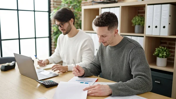 Zwei Männer Geschäftspartner Mit Laptop Schreiben Auf Dokument Arbeiten Büro — Stockfoto