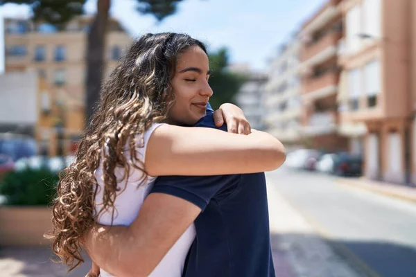 Νεαρό Ζευγάρι Ισπανόφωνων Που Χαμογελούν Αυτοπεποίθηση Αγκαλιάζονται Στο Δρόμο — Φωτογραφία Αρχείου