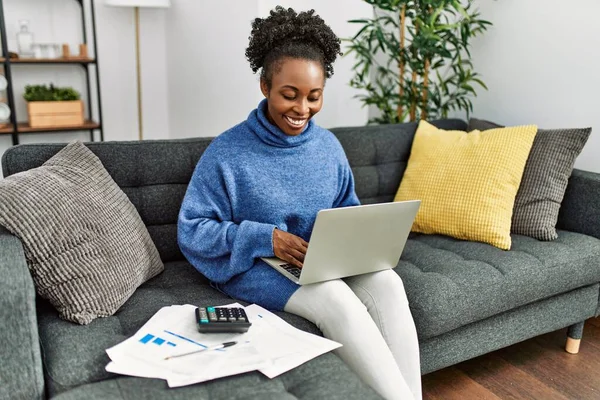 African American Woman Using Laptop Accounting Home — Stock fotografie