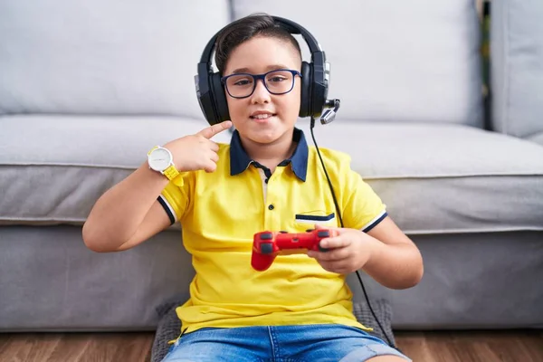 Jong Latijns Amerikaans Kind Spelen Videospel Holding Controller Dragen Van — Stockfoto