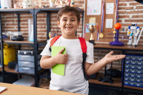 Malý Hispánský Chlapec Nosí Studentský Batoh Drží Knihu Školní Třídě — Stock fotografie