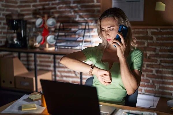 Geceleri Ofiste Çalışan Genç Güzel Bir Kadın Telefonda Konuşuyor Kol — Stok fotoğraf