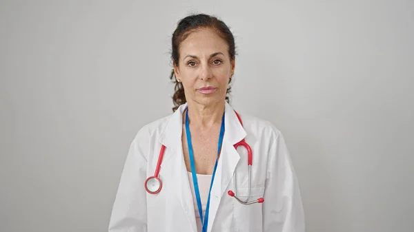 Латиноамериканка Средних Лет Доктор Стоя Серьезным Выражением Изолированном Белом Фоне — стоковое фото