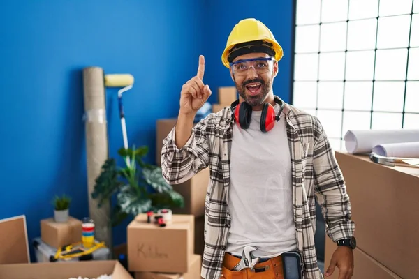 Junger Hispanischer Mann Mit Bart Der Bei Renovierungsarbeiten Hause Mit — Stockfoto