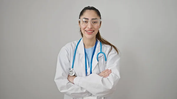 Νεαρή Όμορφη Ισπανίδα Γιατρός Χαμογελά Αυτοπεποίθηση Στέκεται Χέρια Σταυρωμένα Χειρονομία — Φωτογραφία Αρχείου